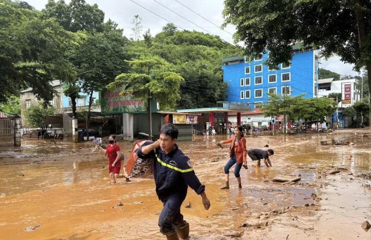 Nhiều địa phương thiệt hại nặng nề do mưa lớn và sạt lở