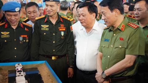 Đại tướng Lương Tam Quang tham quan triển lãm "80 năm An ninh nhân dân - Lá chắn thầm lặng"