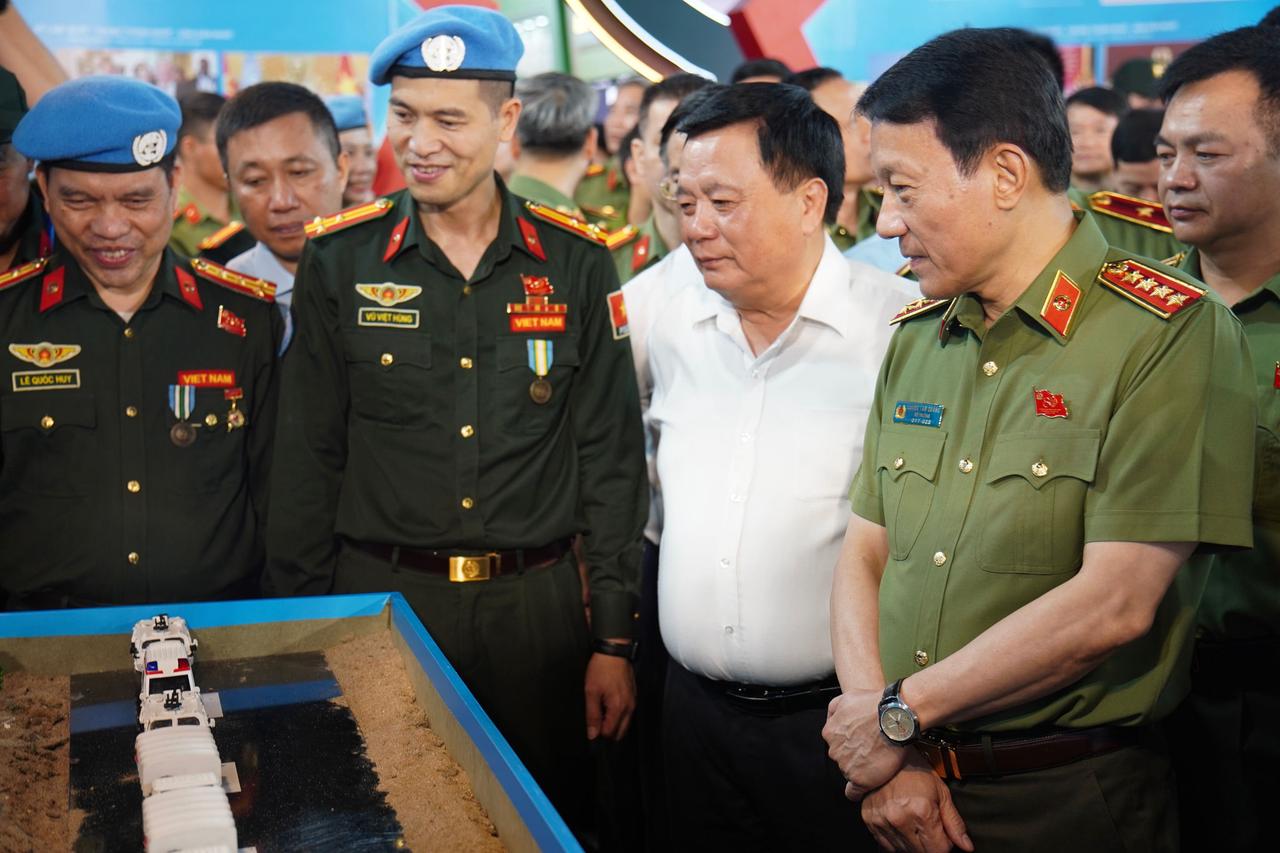 Đại tướng Lương Tam Quang tham quan triển lãm "80 năm An ninh nhân dân - Lá chắn thầm lặng"