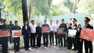 Thăm, động viên các lực lượng tìm kiếm hài cốt liệt sĩ tại Công viên Lê Thị Riêng