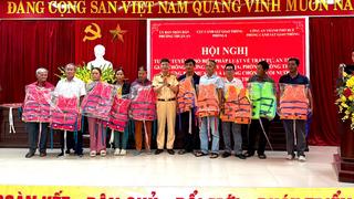 Trao tặng 200 áo phao cho ngư dân khu vực phá Tam Giang