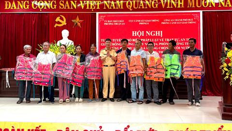 Trao tặng 200 áo phao cho ngư dân khu vực phá Tam Giang