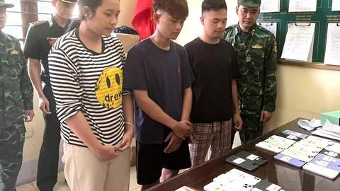 Phát hiện nhóm buôn lậu hàng trăm iphone cũ qua biên giới