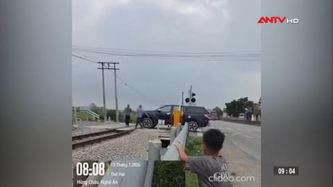 Nữ tài xế cố lái xe vượt gác chắn khi tàu hoả sắp lao qua