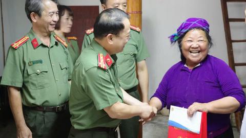 Khám bệnh, cấp phát thuốc miễn phí và tặng quà nhân dân xã Lũng Cú