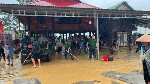 Công an các xã ở Lào Cai khẩn trương hỗ trợ nhân dân khắc phục hậu quả mưa lũ