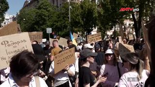 Tổng thống Ukraine đối mặt làn sóng phản đối sau khi miễn nhiệm Bộ trưởng Quốc phòng