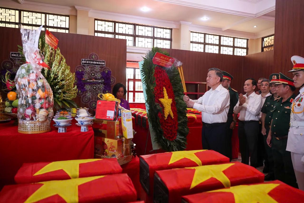 Tổng Bí thư, Chủ tịch nước Tô Lâm dâng hương tưởng niệm các Anh hùng liệt sĩ tại Công viên Lê Thị Riêng