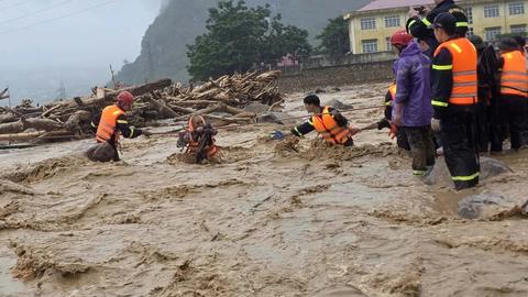 Sẵn sàng phương án ứng phó thiên tai, sơ tán người dân ra khỏi khu vực nguy hiểm
