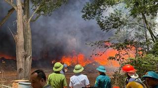 Huy động lực lượng tập trung chữa cháy rừng ở xã Cẩm Lạc