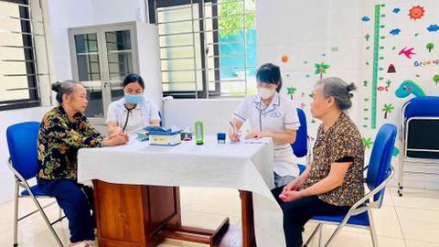 Nhân viên y tế thôn, tổ dân phố, cô đỡ thôn được hỗ trợ hằng tháng từ 15/7