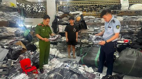 Hà Nội: Phát hiện hơn 33.000 quần áo giả các nhãn hiệu