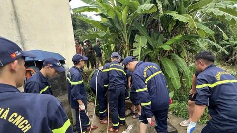 Khẩn trương cứu người trong vụ ngạt khí tại bể chứa nước