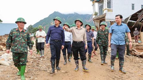 Phó Thủ tướng Hồ Quốc Dũng chia sẻ mất mát với bà con Mường Than
