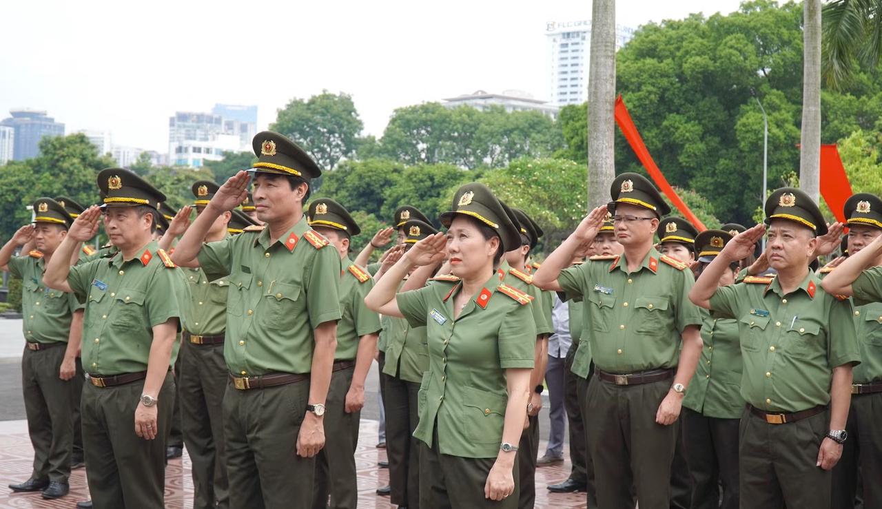 Cục Truyền thông CAND dâng hương tưởng niệm, tri ân các Anh hùng liệt sĩ