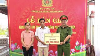 Trao kinh phí xây dựng nhà tình nghĩa, tri ân gia đình liệt sĩ Nguyễn Đăng Khải