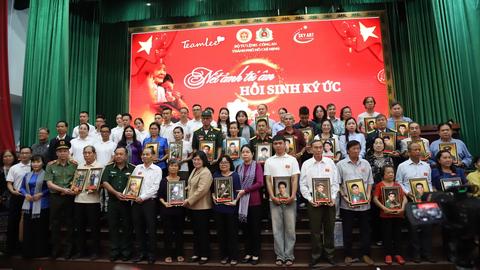 Xúc động lễ trao tặng di ảnh liệt sĩ