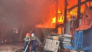 Cháy lớn, khói lửa bao trùm xưởng sản xuất kính ở Thái Nguyên