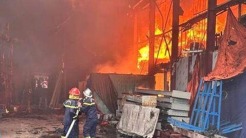 Cháy lớn, khói lửa bao trùm xưởng sản xuất kính ở Thái Nguyên