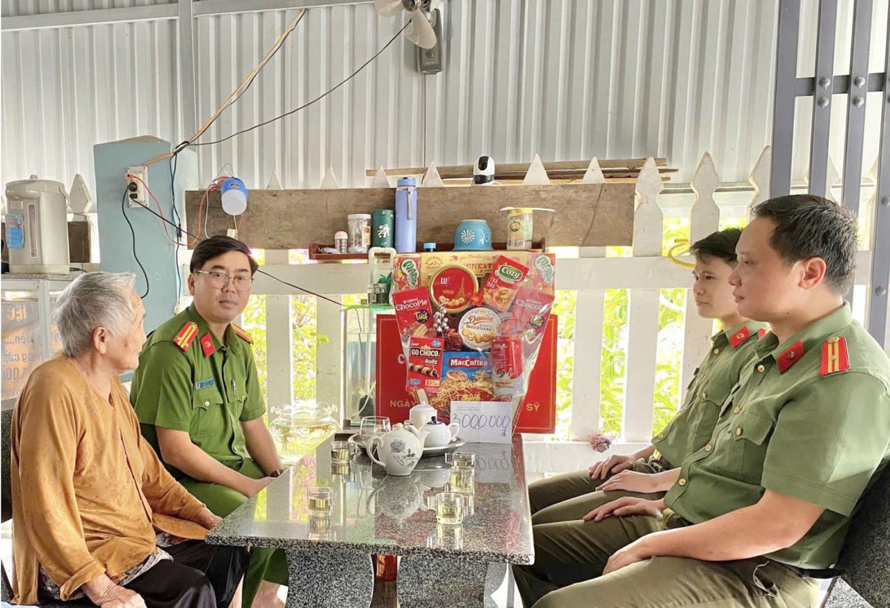 Thăm, tặng quà các gia đình thương binh, thân nhân liệt sĩ CAND