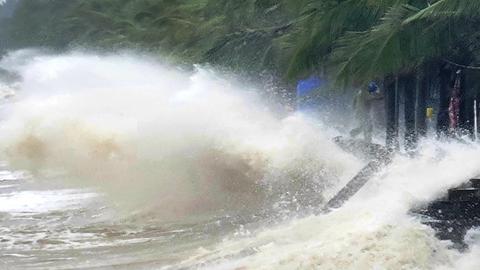 Bão số 2 hướng vào Trung Quốc, biển động dữ dội sóng cao tới 7m 