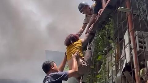 Giải cứu thành công 3 người mắc kẹt trong vụ cháy ở Hà Nội