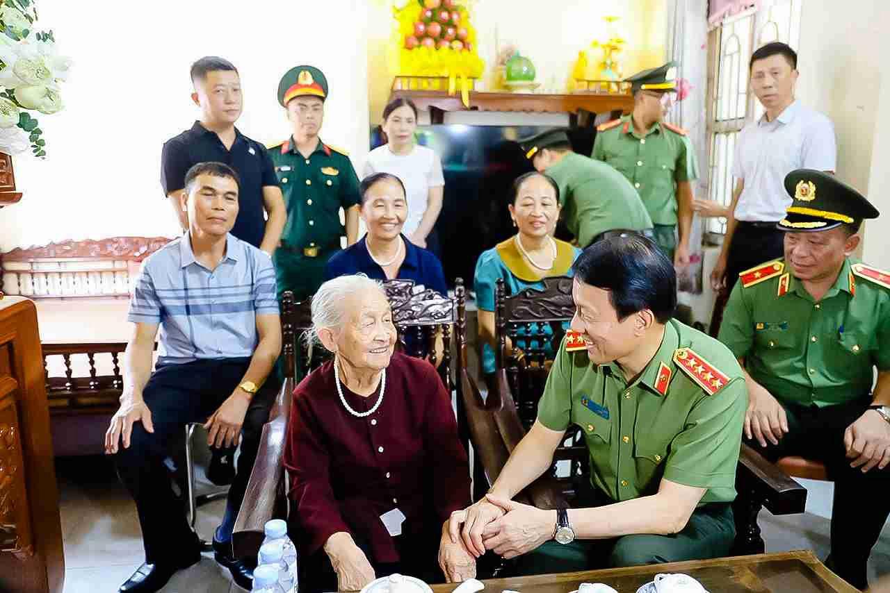 Khắc ghi công lao các Anh hùng liệt sĩ, tiếp bước truyền thống vẻ vang 
