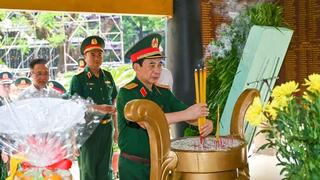 Tưởng niệm các Anh hùng liệt sĩ tại công viên Lê Thị Riêng  