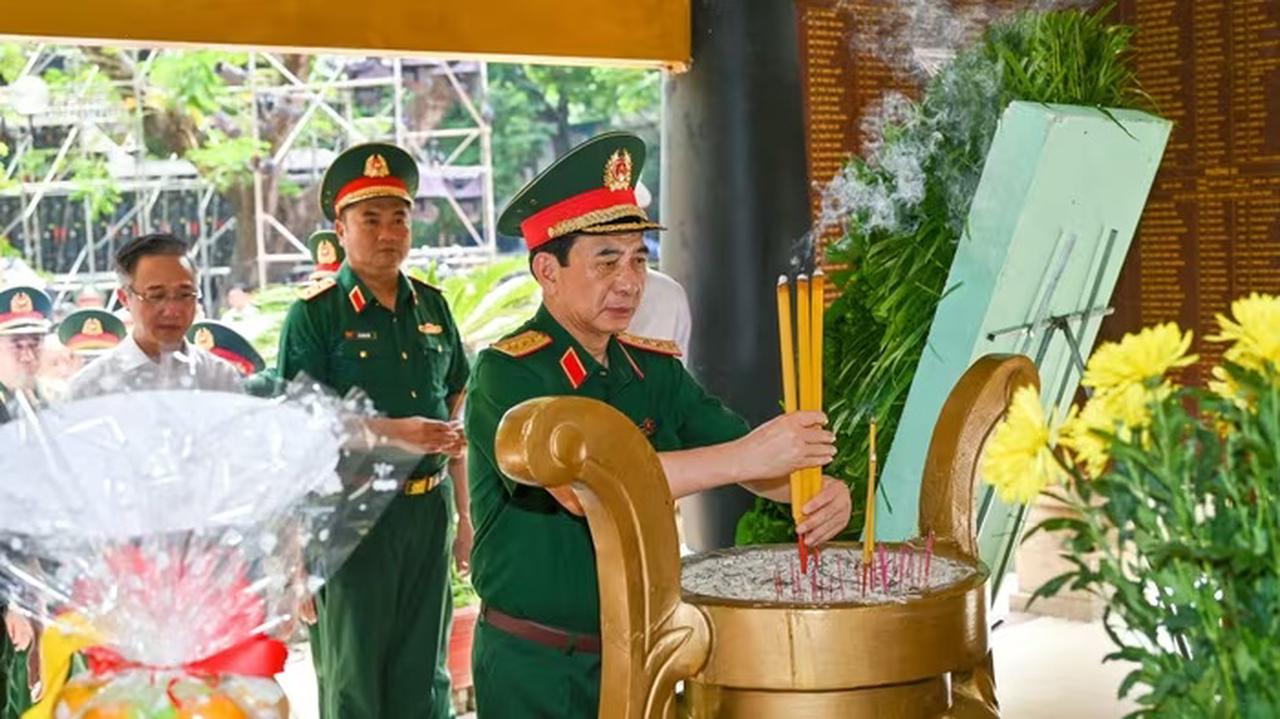 Tưởng niệm các Anh hùng liệt sĩ tại công viên Lê Thị Riêng  