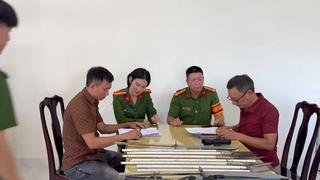 Vận động người dân giao nộp vũ khí, vật liệu nổ, công cụ hỗ trợ