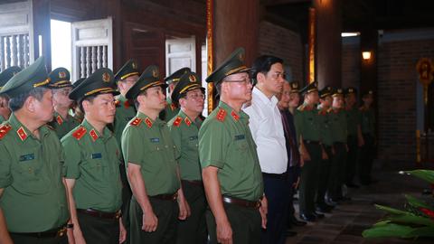 Thứ trưởng Phạm Thế Tùng tưởng niệm Chủ tịch Hồ Chí Minh và các Anh hùng liệt sĩ