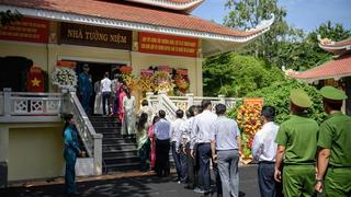 Hàng nghìn người đến tưởng niệm liệt sĩ tại công viên Lê Thị Riêng