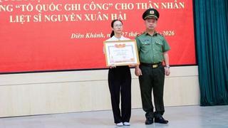 Lễ trao bằng Tổ quốc ghi công cho thân nhân liệt sĩ Nguyễn Xuân Hải