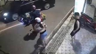 Truy tìm ô tô bỏ chạy sau khi tông xe máy chở 4 người