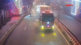 Liên tiếp 3 vụ xe ô tô tông sập khung bảo vệ cầu đường sắt ở Đồng Nai