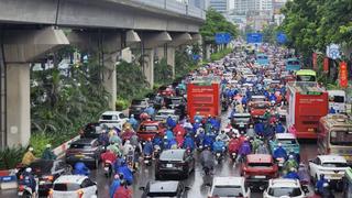 Nhiều tuyến đường Hà Nội bị ùn tắc do mưa lớn 