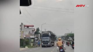 Cảnh sát giao thông dẫn đường đưa người dân đi cấp cứu