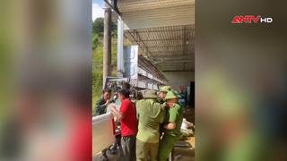 Công an xã Thượng Hà hỗ trợ người dân di dời khỏi khu vực sạt lở