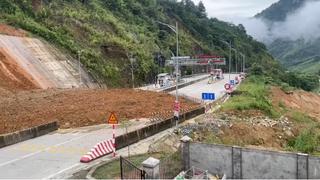 Hơn 2.000 m³ đất đá sạt lở chia cắt QL4D ở Lào Cai