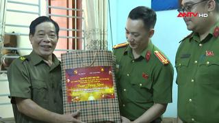 Trao quà cho thành viên lực lượng tham gia bảo vệ ANTT ở cơ sở diện chính sách