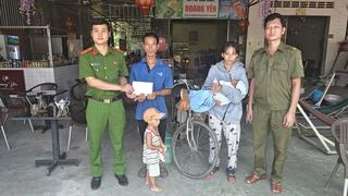 Hỗ trợ gia đình người dân trên đường tuần tra