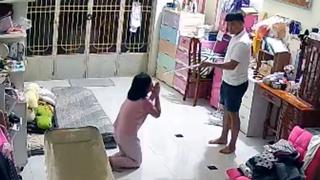 Vết hằn phía sau cánh cổng trường và mái nhà