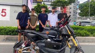 Triệu tập nhóm thanh niên trong clip 'bốc đầu' xe điện 