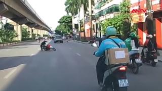 Cảnh sát giao thông vào cuộc vụ ô tô, xe máy liên tục tạt đầu nhau trên đường