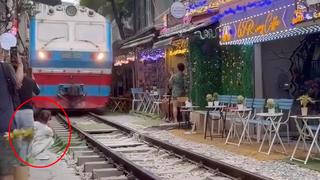 Vụ cô gái bị tàu hất văng điện thoại: Xử phạt chủ quán cà phê