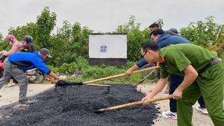 Cán bộ chiến sĩ Công an cùng nhân dân ra quân xây, sửa đường