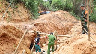 Truy quét bãi vàng trái phép giữa rừng Phước Chánh