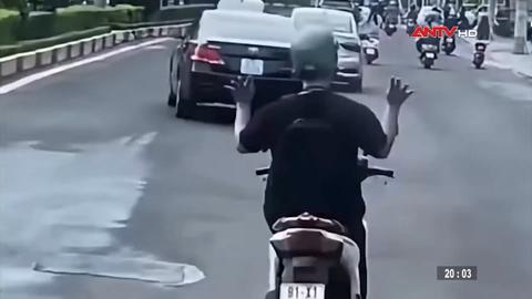 Xác minh người đàn ông thả tay, múa trên xe máy