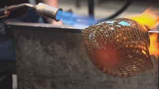Australia: Khi nghề thổi thủy tinh kết hợp với đan lát