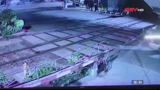 Xử phạt tài xế ô tô làm hỏng giàn chắn đường sắt 